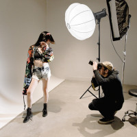 Професійний комплект студійного освітлення LED LQ-150 200W із сферичним Soft Box та регульованим штативом для фото- та відеозйомки  5600K